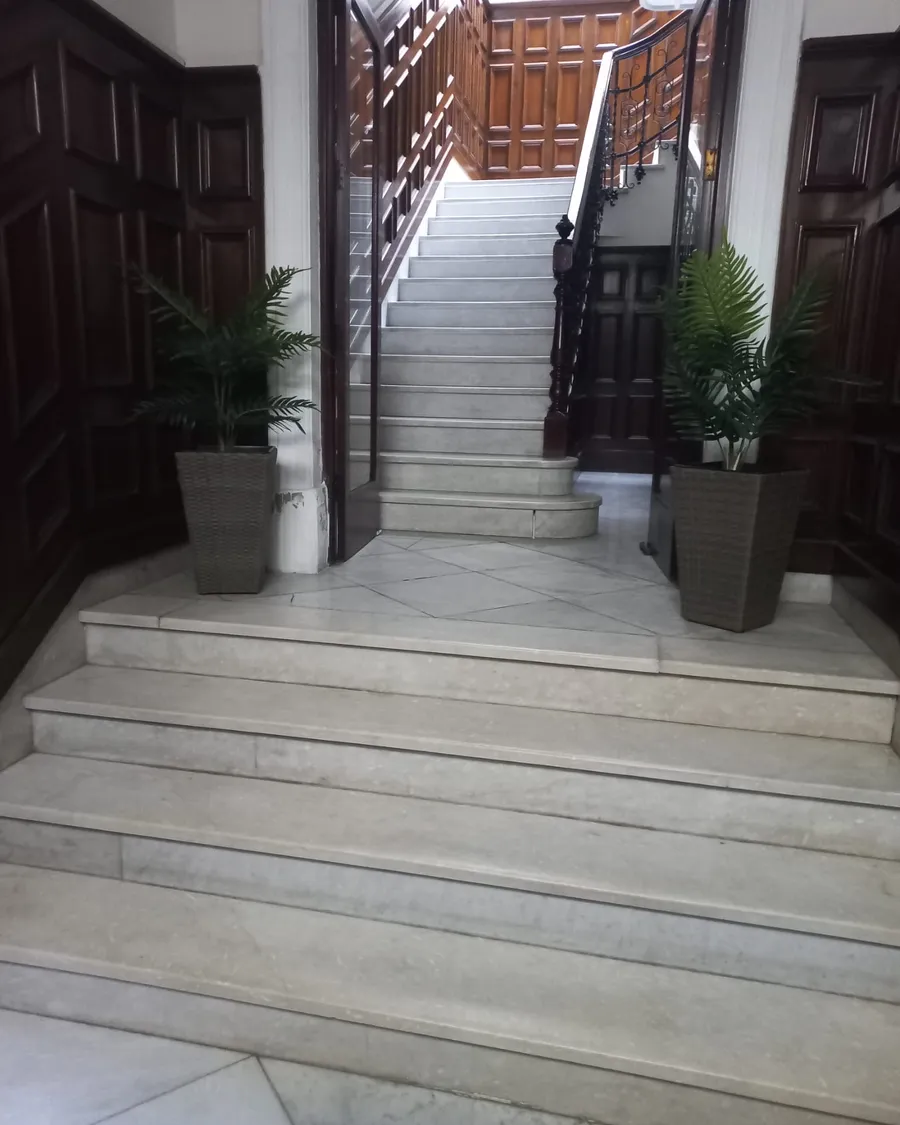 Portal y escalera de mármol del edificio de 1940