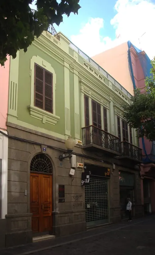 Fachada del edificio de 1940 en la calle Perdomo 7
